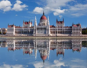 Zelfklevend Fotobehang Boedapest - Hongaars parlement.met reflectie in de rivier de Donau © TTstudio