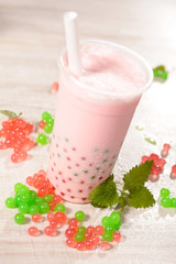 Bubble Tea Erbeere mit Bobas rot und grün