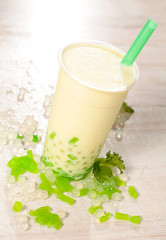 Bubble Tea Mango mit Boba weiss und Jelly grün