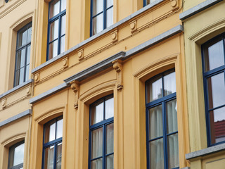 gelbe Altbaufassade