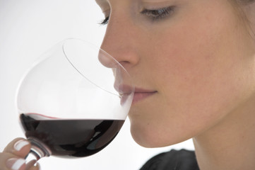 Frau mit einem Glas Rotwein