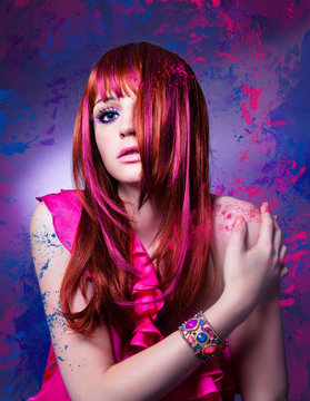 Mädchen mit rotem Haar und pinken Strähnen - haircolor 05