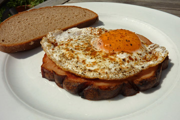 Spiegelei auf Leberkäse mit Brot