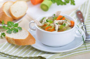 Deftige Hühnersuppe mit Gemüseeinlage