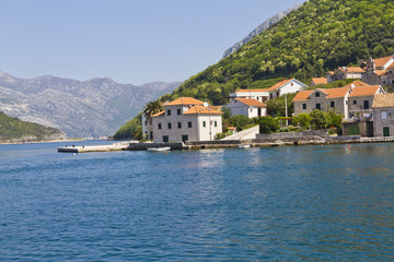 Fototapeta na wymiar Kotor Bay (Boka Kotorska) w pobliżu miasta lub Tivat, Czarnogóra, Europa