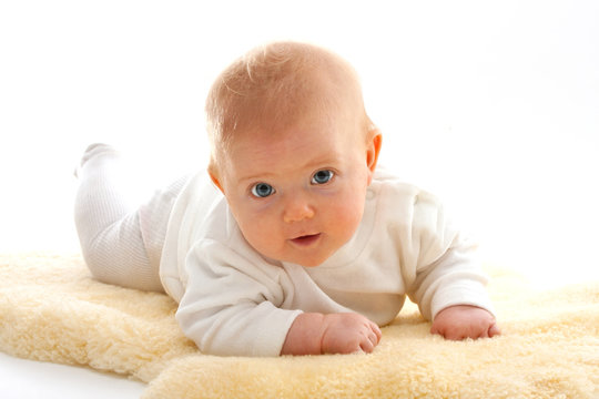 Baby liegt auf einem Fell