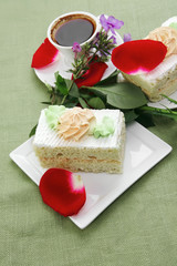 breakfast : whipped cream cake with roses