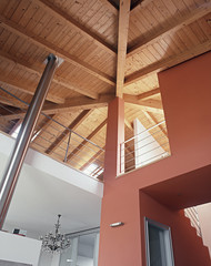 soffitto di legno a vista per una casa con soppalco