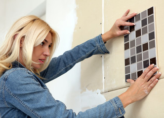 Young woman choose tiles - 42372363