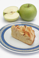 torta di mele su piatto decorato_sfondo bianco