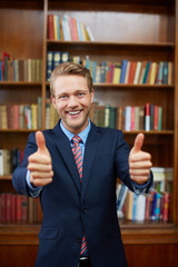 Erfolgreicher Geschäftsmann mit Daumen hoch