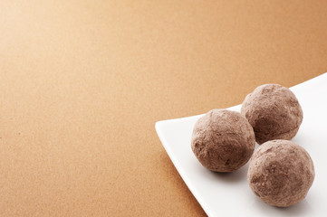 白い小皿にチョコレート