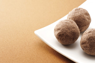 白い小皿にチョコレート