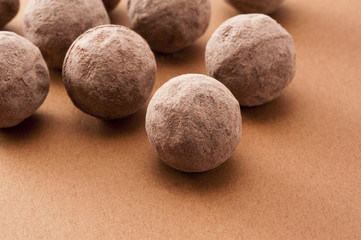 茶色の背景に複数のチョコレート