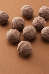 茶色の背景に複数のチョコレート