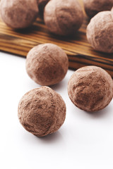 木の板とチョコレートのクローズアップ