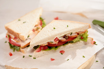 Sandwich mit Putenbrust Salat und Tomate