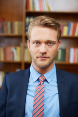 Portrait junger Mann im Anzug