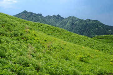 Fototapeta na wymiar Aso Nekodake zielonych wzgórz i