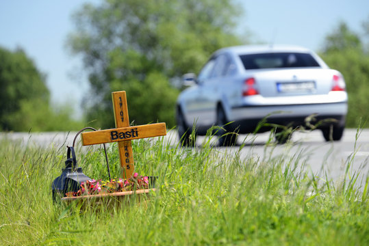 Kreuz f&uuml;r Unfallopfer am Stra&szlig;enrand