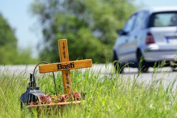 Kreuz für Unfallopfer am Straßenrand