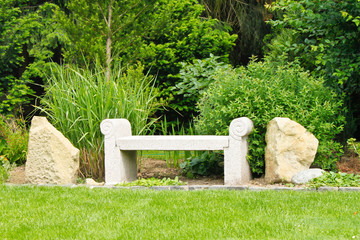 Steinbank im Gr&uuml;nen