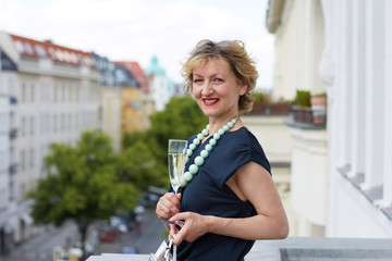 Erwachsene Frau auf Balkon