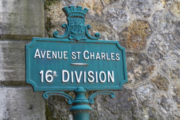 Fototapeta premium Nostalgischer Wegweiser in Paris, Frankreich