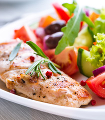 Grilled chicken fillet with vegtable salad