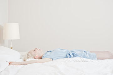 Frau liegt im Bett