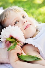 Obraz na płótnie Canvas Dziewczyna z kwiatami