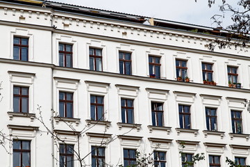 Obraz premium Façade blanche d'immeuble ancien berlinois.