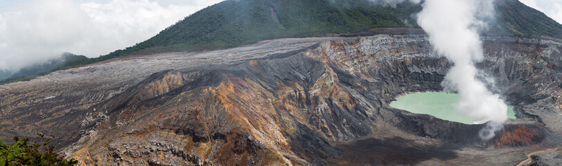 Fototapeta na wymiar Panoramiczny widok na wulkan Poas - 2012