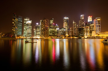 Obraz na płótnie Canvas Widok z Singapuru w porze nocnej.