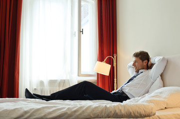 Mann im Hotelzimmer