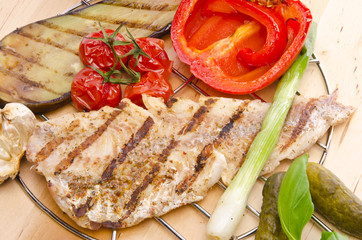 Gemüse mit gegrillter lachs