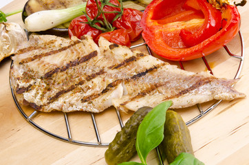 Gemüse mit gegrillter lachs