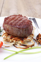 grilled beef fillet pieces on noodles 