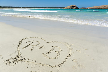 Liebesherz in den Sand gemalt