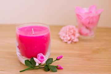 Obraz na płótnie Canvas pink candles and petals for aromatherapy