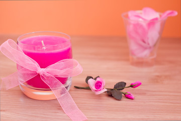 Obraz na płótnie Canvas pink candles and petals for aromatherapy