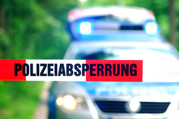 Obraz premium Polizeiabsperrung mit Polizeifahrzeug