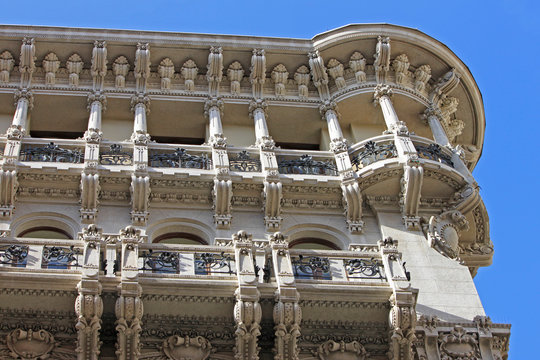 Triest, Italien: Fassade eines alten Palazzo in Art Nouveau Jugendstil Architektur
