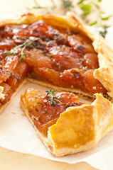 Tarte mit Aprikosen und Thymian