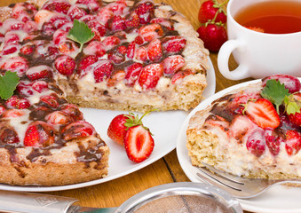 Cake with strawberries, cream cheese and chocolate