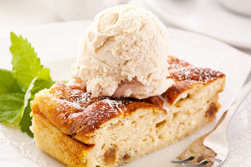 Apfelkuchen mit Eis