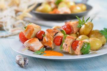 Leckere Lachsspieße mit gebratenen Mini-Kartoffeln