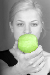 Frau mit Apfel - grün