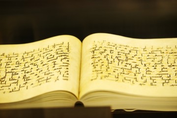 Fototapeta na wymiar Very old Koran