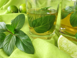 Eistee mit Zitronen-Minze